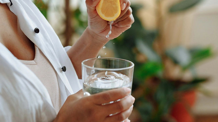 szklanka wody, woda z cytryną, poranna szklanka wody
